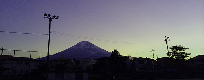 疲れ果てた後、夕方のシルエット富士山。一日いいお天気だったのがほんとに助かりました。